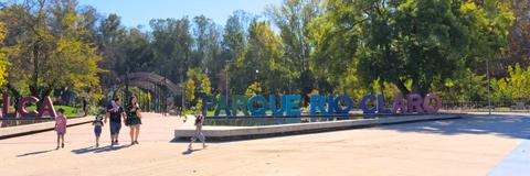 Un grupo de personas disfruta de un día soleado en el Parque Rio Claro en Chile.