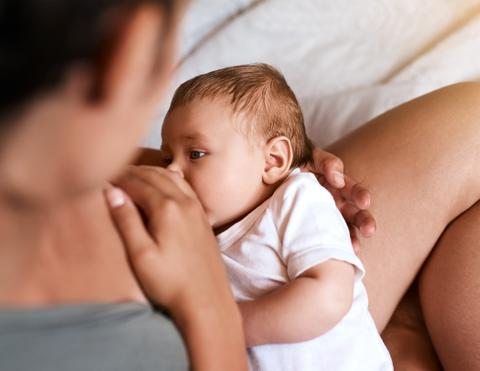 Una mamá amamantando a su bebé con ternura.