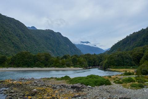 Un paisaje natural impresionante con montañas verdes y un río serpenteante en Chile.
