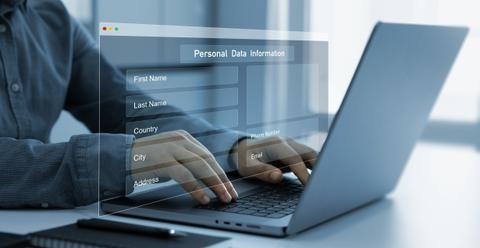 Una persona está ingresando información personal en una laptop.
