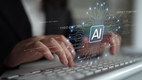 Una persona escribiendo en un teclado mientras interactúa con un gráfico de inteligencia artificial.