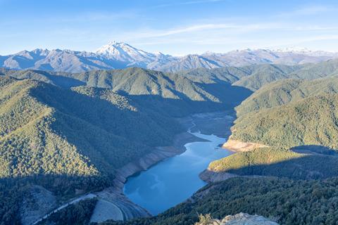 Una vista impresionante de un lago rodeado de montañas en el sur de Chile.