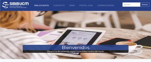 Una persona está usando una tablet en una plataforma digital de contenido académico.