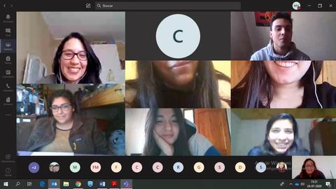 Una videoconferencia con varias personas sonriendo y participando en una llamada.