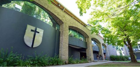 Edificio moderno con un diseño arquitectónico atractivo y vegetación alrededor.