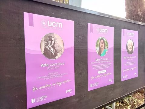 Carteles de homenaje a mujeres destacadas en la ciencia, incluyendo a Ada Lovelace y Sara Cuadros.
