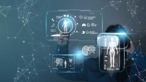 Una persona usando un visor de realidad virtual que muestra datos sobre el cuerpo humano.