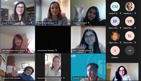 Un grupo de personas sonrientes y saludando en una videollamada.