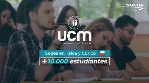 La imagen muestra a varios estudiantes en un aula durante una clase en la Universidad Católica del Maule.