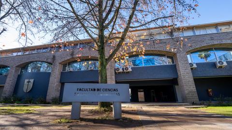 La fachada de la Facultad de Ciencias en un día soleado.