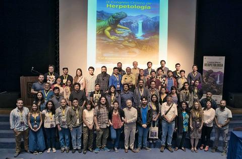 Un grupo de personas posando juntas en el IX Congreso Chileno de Herpetología.