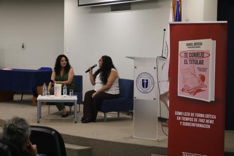 Conversación sobre el impacto de las noticias falsas en la actualidad.