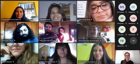 Una reunión virtual con varias personas en distintas cuadrículas de una pantalla.