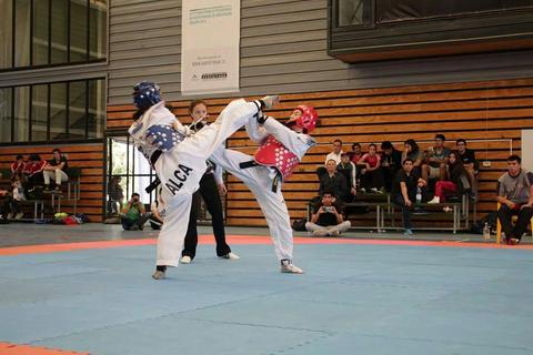 Una competición de taekwondo en la que dos integrantes se enfrentan en un combate.