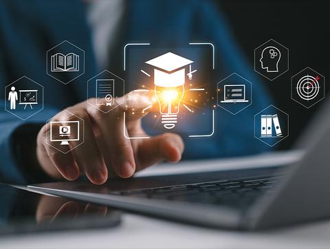 Una persona interactuando con íconos educativos en una computadora portátil.