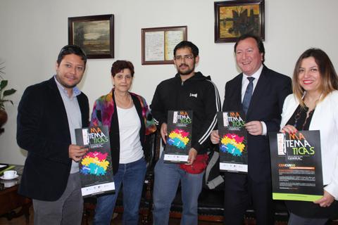 Un grupo de cinco personas sosteniendo carteles en un ambiente de oficina.