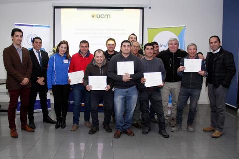 Grupo de personas en un evento de entrega de certificados.