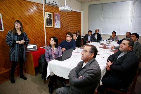 Una presentación frente a un grupo de personas en una sala de reuniones.