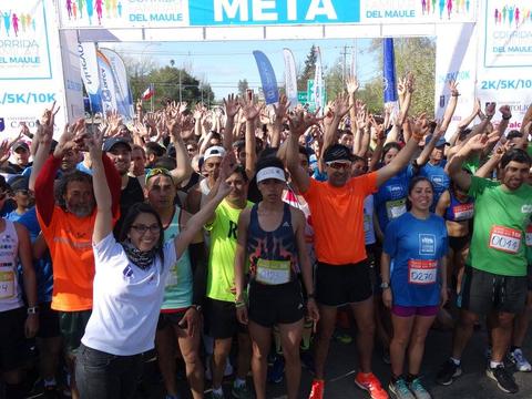 Un grupo de corredores celebra al llegar a la meta de una carrera.