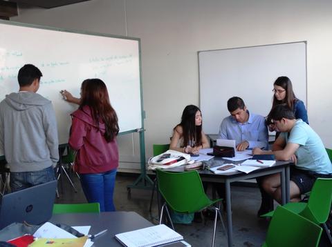 Un grupo de estudiantes trabajando juntos en un aula.
