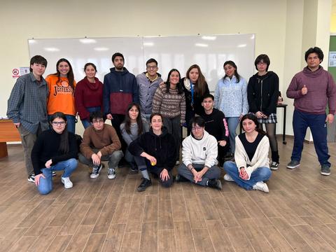 Un grupo de estudiantes posando juntos en un aula.