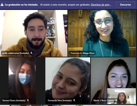 Una reunión virtual con varios participantes en una videollamada.