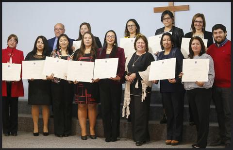 Un grupo de personas posando con certificados en una ceremonia de entrega.
