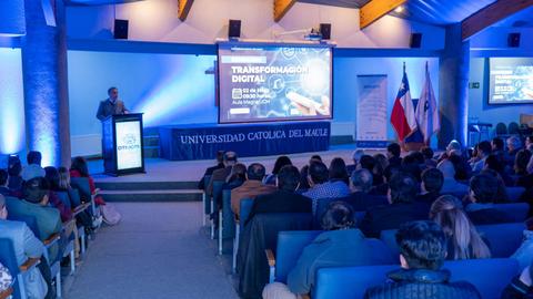 Evento sobre Transformación Digital en la Universidad Católica del Maule con una gran asistencia de público.