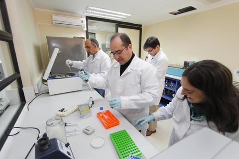 Un grupo de científicos trabaja en un laboratorio, realizando experimentos y utilizando equipos de análisis.