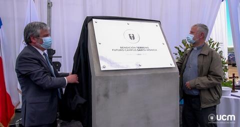 El acto de descubrimiento de una placa conmemorativa en un evento formal.