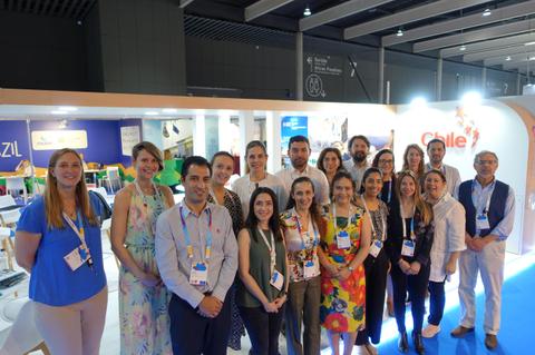 Un grupo de personas posando en un evento o feria comercial.