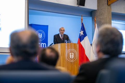 Un líder chileno dando un discurso en un evento formal.