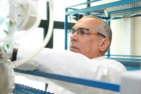 Un hombre trabaja en un laboratorio rodeado de equipo científico.