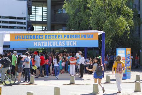 Un grupo de personas en un evento de matrícula en una universidad.
