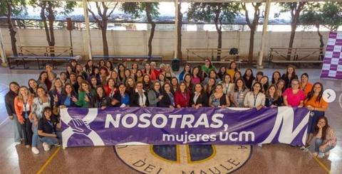 Un grupo de mujeres se reúne sosteniendo una pancarta que dice 'Nosotras, mujeres UCM'.