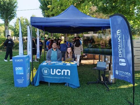 Stand de la Universidad Católica del Maule en una feria estudiantil.
