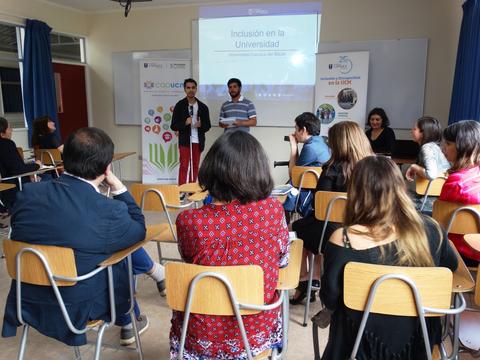 Una presentación sobre inclusión en la universidad con un grupo de asistentes en una sala.