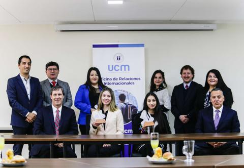 Grupo de personas posando en un evento relacionado con la Oficina de Relaciones Internacionales de UCM.