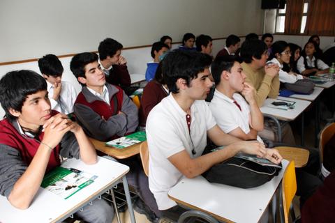 Un grupo de estudiantes escuchando atentamente en un aula.