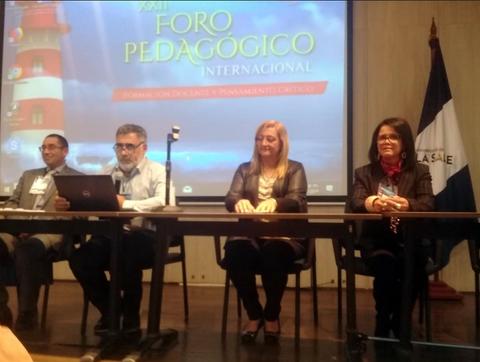 Un panel de ponentes discutiendo en un foro pedagógico internacional.