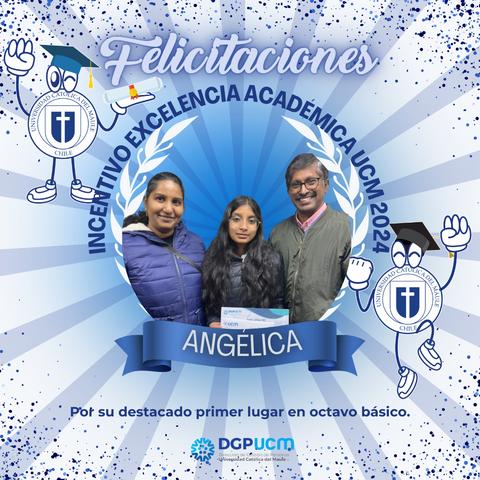 Una familia celebra el logro académico de una estudiante con un certificado de excelencia.