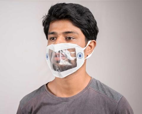 Un joven lleva una mascarilla transparente que permite ver su rostro.