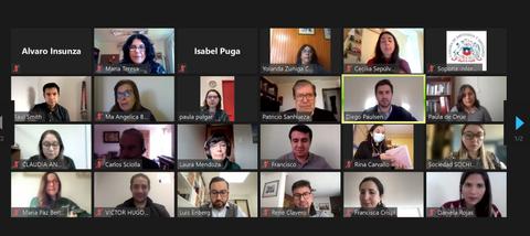 Una reunión virtual con varias personas participando en la videoconferencia.