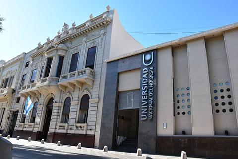 Una mezcla de arquitectura histórica y moderna en la Universidad Nacional del Noroeste.