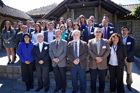 Fotografía de grupo de un evento formal con varias personas en un edificio al aire libre.