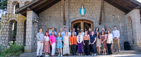 Un grupo de personas posando frente a una iglesia de piedra.