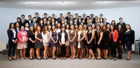 Grupo grande de personas posando juntas en un entorno formal.