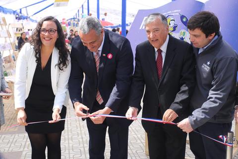 Inauguración de un evento con varias personas cortando una cinta.