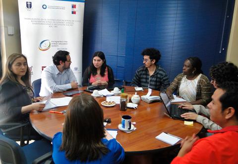 Un grupo de personas discutiendo en una sala de reuniones.