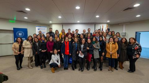 Un grupo grande de personas posando juntas en un evento formal.